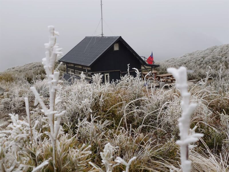 大陸冷氣團發威，雪霸國家公園管理處19日接獲高山協作及山友回報，雪山東峰、油婆蘭山屋等高山地區陸續降下冰霰。（雪霸國家公園管理處提供）中央社記者管瑞平傳真 113年12月19日