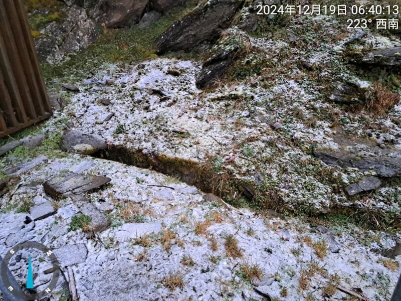 大陸冷氣團搭配水氣，合歡山19日清晨短暫固態降水（冰霰或雪），松雪樓旁地面可見冰粒（圖）。（林業及自然保育署南投分署提供）中央社記者蕭博陽南投縣傳真 113年12月19日