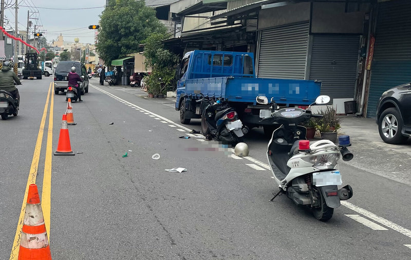 彰化縣75歲張姓老翁19日上午騎機車行經員林市員水路一段，疑分心衝撞停放路邊小貨車，警消獲報到場時，發現老翁頭部受傷，已無呼吸心跳，送醫搶救仍不治。（民眾提供）中央社記者鄭維真傳真  113年12月19日