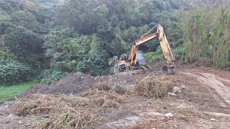 苗栗地檢署表示,日前指揮通霄警分局在西湖鄉查獲涉嫌濫倒廢棄物車輛,現場查扣曳引車2台、怪手1台,2名駕駛向法院聲押獲准,將持續溯源查辦。(通霄分局提供)中央社記者管瑞平傳真 113年12月19日