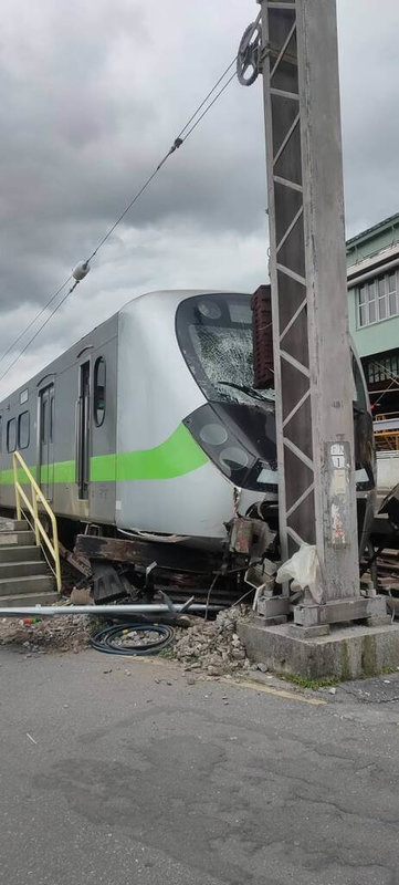 台鐵4026次EMU900型電聯車19日下午結束載運任務，列車推進花蓮站洗車場時，疑因操作不慎撞及止衝擋，造成車頭受損、玻璃破裂。（民眾提供）中央社記者張祈傳真  113年12月19日