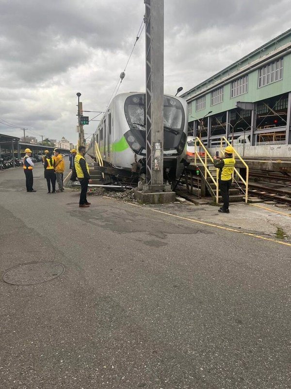 台鐵4026次EMU900型電聯車19日結束載運任務,列車推進花蓮站洗車場時,疑似指揮人員操作不當,導致前方車頭撞擊止衝擋及前方平衡吊塊,事故原因仍待運安處調查。(民眾提供)中央社記者張祈傳真 113年12月19日