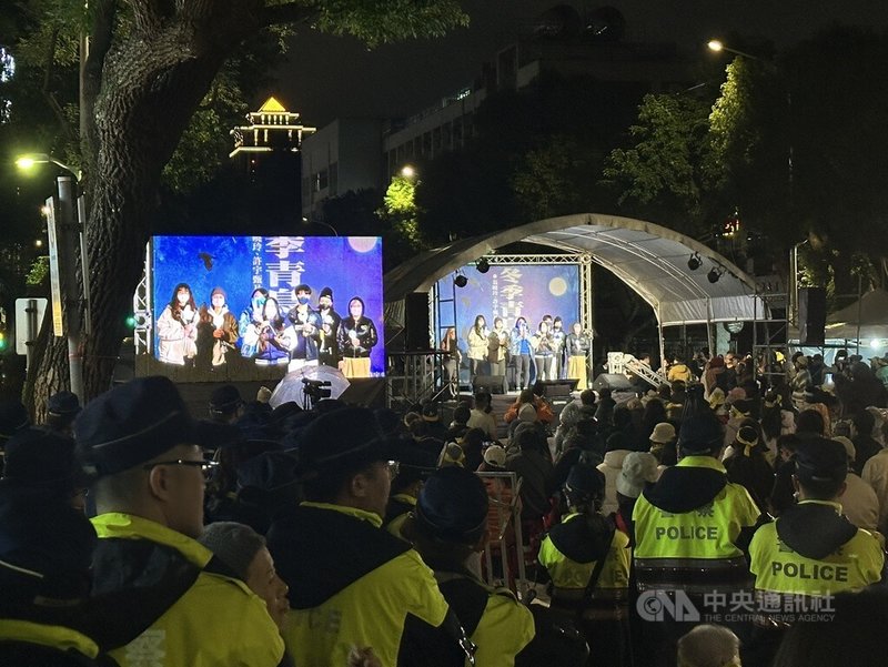 經濟民主連合、台灣公民陣線等公民團體動員舉辦「冬季青鳥在台北」集會行動,20日入夜後仍有大批群眾在立院外集結表訴求,當中也有不少持應援手燈的追星族,警方同樣在旁持續待命戒備。中央社記者劉建邦攝 113年12月20日
