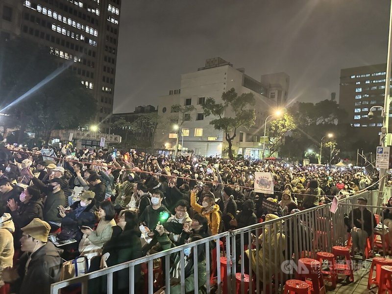 由民間團體發起的「冬季青鳥在台北」行動20日晚間持續在立法院外集結表訴求，主辦方在晚間8時喊出現場人數達1萬5000人。中央社記者劉建邦攝 113年12月20日