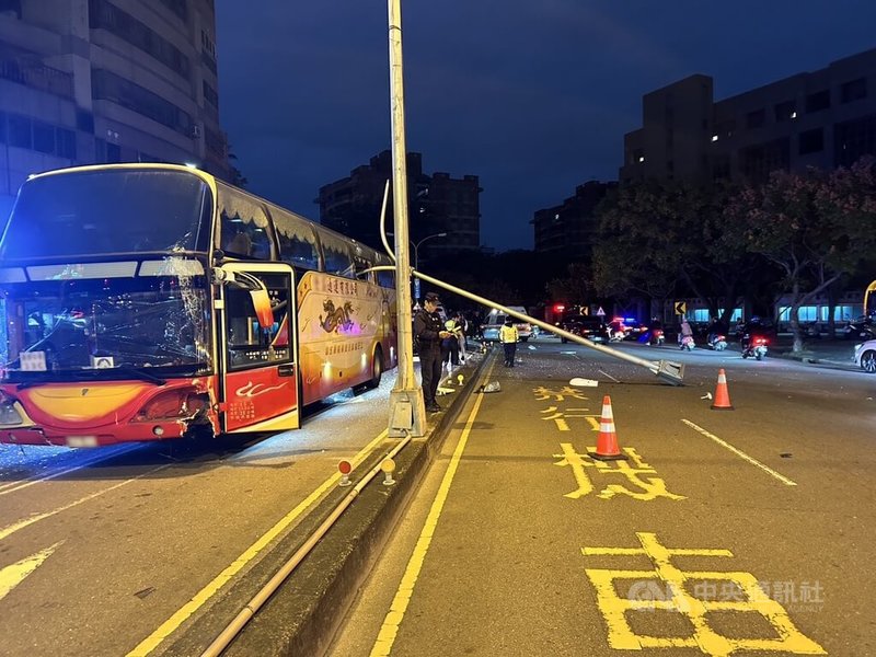 台中市曾姓男子19日駕駛校車行經一處路口時，疑過彎不慎自撞擊分隔島及路燈，造成燈桿傾倒插入車內，車上2人受傷送醫，事故原因仍待釐清。（翻攝照片）中央社記者蘇木春傳真  113年12月20日