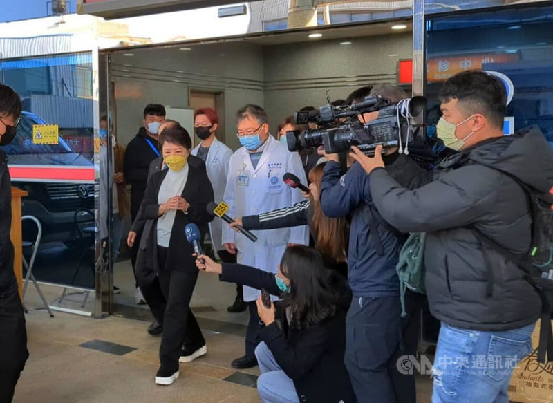 台中大肚區全聯倉儲19日大火,9人不治、8人送醫,其中4名傷者仍在童綜合醫院梧棲院區急診室留置觀察,台中市長盧秀燕(前左)20日上午前往探視傷者。中央社記者蘇木春台中攝 113年12月20日