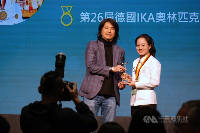 景文科技大學學生林珈萱(右)的翻糖藝術作品榮獲德國IKA奧林匹克廚藝大賽特金牌肯定,並獲選第20屆技職之光,20日開心接受教育部次長葉丙成(左)表揚。中央社記者陳至中攝 113年12月20日
