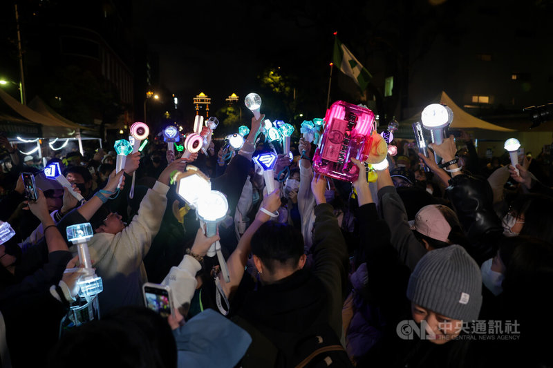 立法院會20日開會,民眾黨立法院黨團、國民黨立法院黨團下午提案延長開會時間,拚財劃法闖關,公民團體動員「冬季青鳥在台北」活動將持續到院會結束,民眾晚間帶手燈到場聲援。中央社記者裴禛攝 113年12月20日