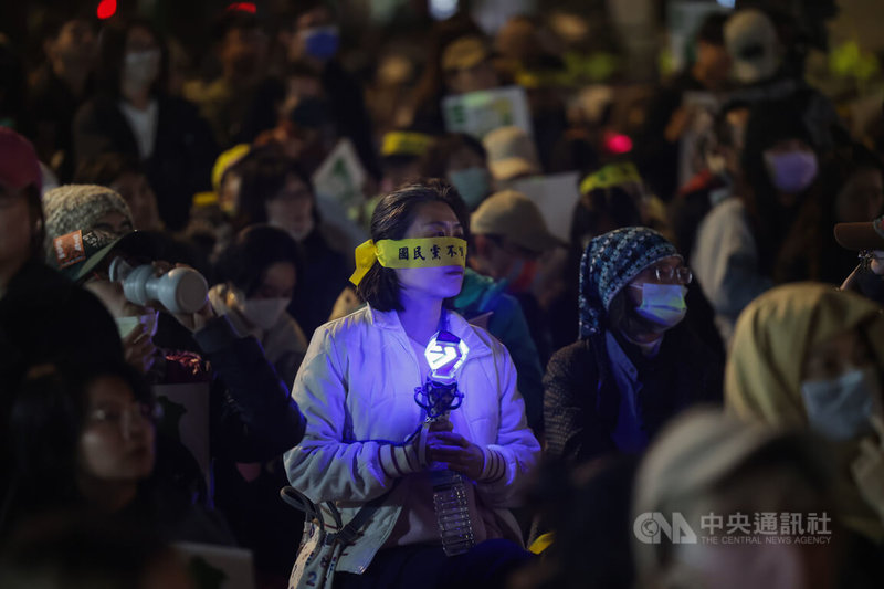 立法院會20日召開開會,處理財劃法修法等案,並延長開會時間至晚間12時,經濟民主連合等公民團體動員「冬季青鳥在台北」活動,將持續到院會結束,場外民眾在黑夜中點亮手燈聲援。中央社記者裴禛攝 113年12月20日