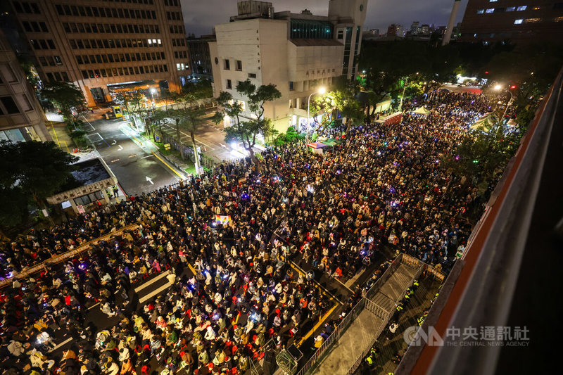 立法院會20日挑燈夜戰審議財劃法修法,公民團體發起的「冬季青鳥在台北」也延續進行,晚間8時許民眾在濟南路舞台前聚集,關心院會開會狀況。中央社記者裴禛攝 113年12月20日