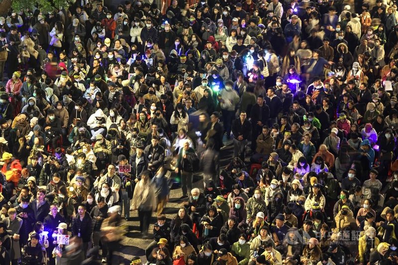 立法院會20日入夜持續審議財劃法等修正草案,場外「冬季青鳥在台北」行動也未散場,大批青鳥在立法院外抗議國民黨強推法案;晚間8時許民眾持續湧進濟南路,主辦方喊出現場已達1萬5000人。中央社記者裴禛攝 113年12月20日