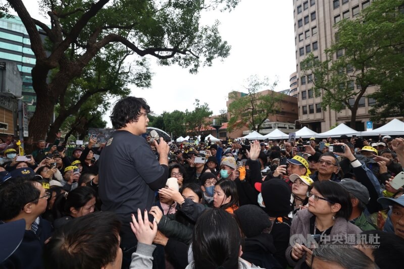 立法院會20日預定審議選罷法等修正草案，立法院外有經濟民主連合等公民團體發起「冬季青鳥在台北」活動，民進黨立委沈伯洋（前左，黑衣）到場向群眾喊話表示，需要大家的力量。中央社記者王騰毅攝 113年12月20日