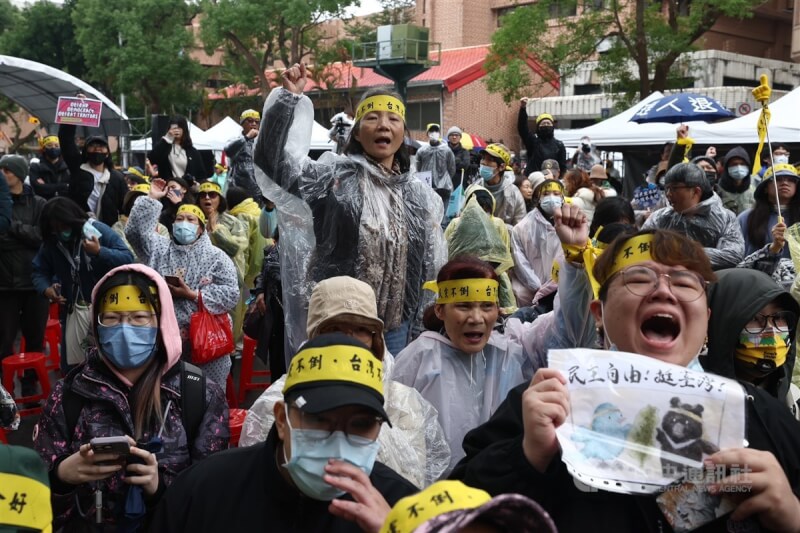 立法院會20日預定審議選罷法等修正草案,立法院外有經濟民主連合等公民團體發起「冬季青鳥在台北」活動,上午在濟南路1段集結,要求退回3爭議法案,並提出5項訴求。中央社記者王騰毅攝 113年12月20日