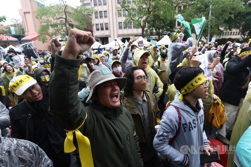 立法院會20日預定審議選罷法等修正草案,立法院外則有經濟民主連合、台灣公民陣線等公民團體動員的「冬季青鳥在台北」活動,號召青鳥公民運動夥伴上午持續在立法院外的濟南路1段集結。中央社記者王騰毅攝 113年12月20日