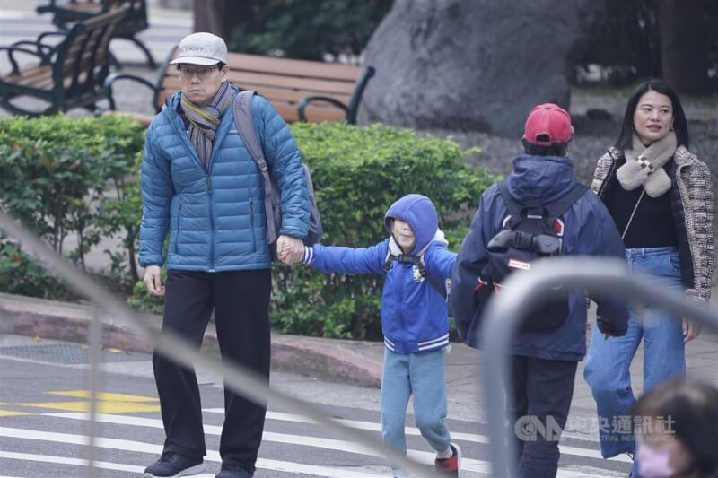 圖為民眾在台北市北投區穿著厚重衣物禦寒。（中央社檔案照片）