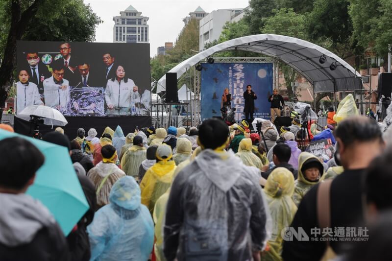 由公民團體發起的「冬季青鳥在台北」行動進入第3天，大批民眾齊聚在立院外透過舞台大螢幕關注院會議事進度。中央社記者裴禛攝 113年12月20日