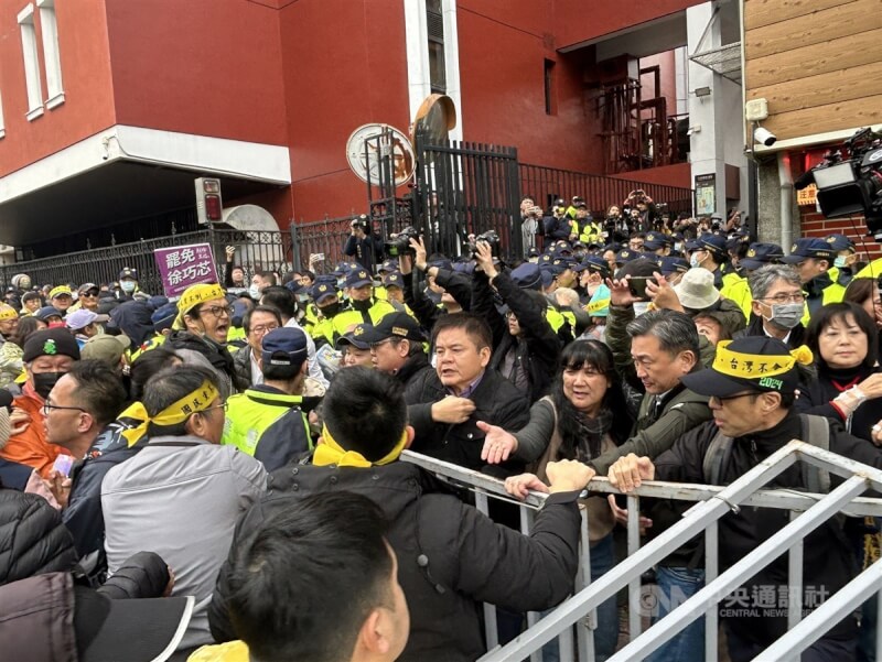 立法院會20日預定審議選罷法等修正草案,立法院外有經濟民主連合等公民團體發起「冬季青鳥在台北」活動,訴求退回法案,部分群眾企圖衝入立法院,與警方發生推擠。民進黨立委王定宇(前右2)等人也到集會現場。中央社記者王騰毅攝 113年12月20日