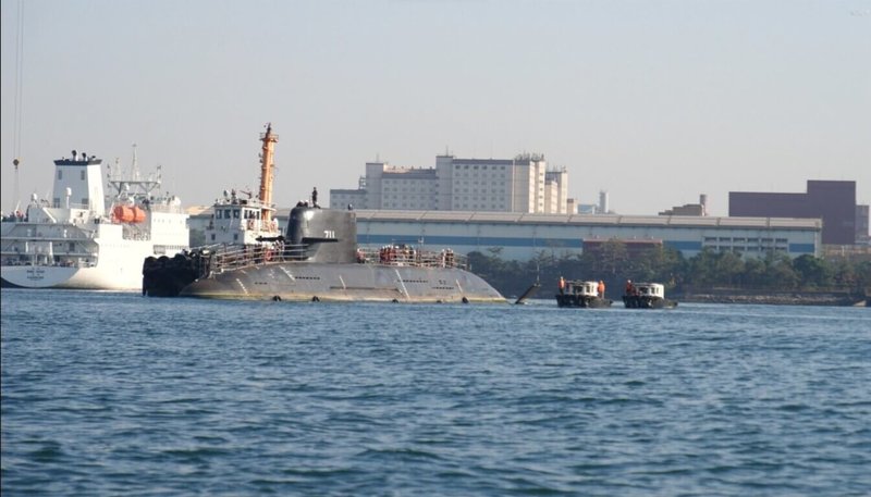 台船宣布，潛艦國造原型艦海鯤軍艦完成泊港的「軸系校中作業」，20日由測試碼頭浮移至乾塢，執行水線下測試調整項目。（台船提供）中央社記者江明晏傳真 113年12月20日