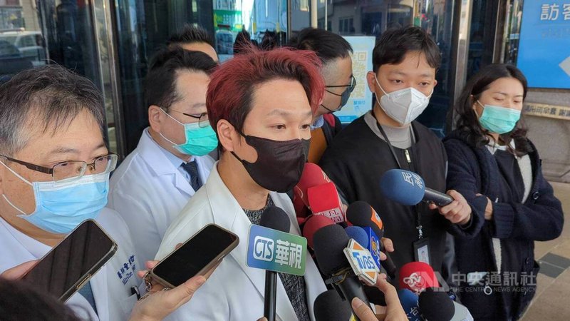 台中大肚區全聯倉儲昨天大火,9人不治、8人送醫,其中4名傷者仍在童綜合醫院梧棲院區急診室留置觀察,童綜合醫院急診部主任魏智偉(前左2)20日受訪表示,患者急性呼吸道狀況暫時危險解除,還要觀察吸入性肺炎,狀況都算穩定。中央社記者蘇木春台中攝 113年12月20日