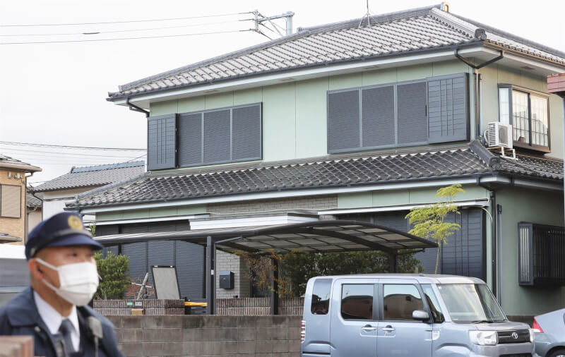 日本福岡縣北九州市一間麥當勞14日晚間發生國中生遇襲事件，導致1死1傷。福岡縣警方19日逮捕43歲無業男子平原政德，並在凶嫌住所周圍拉起封鎖線。（共同社）