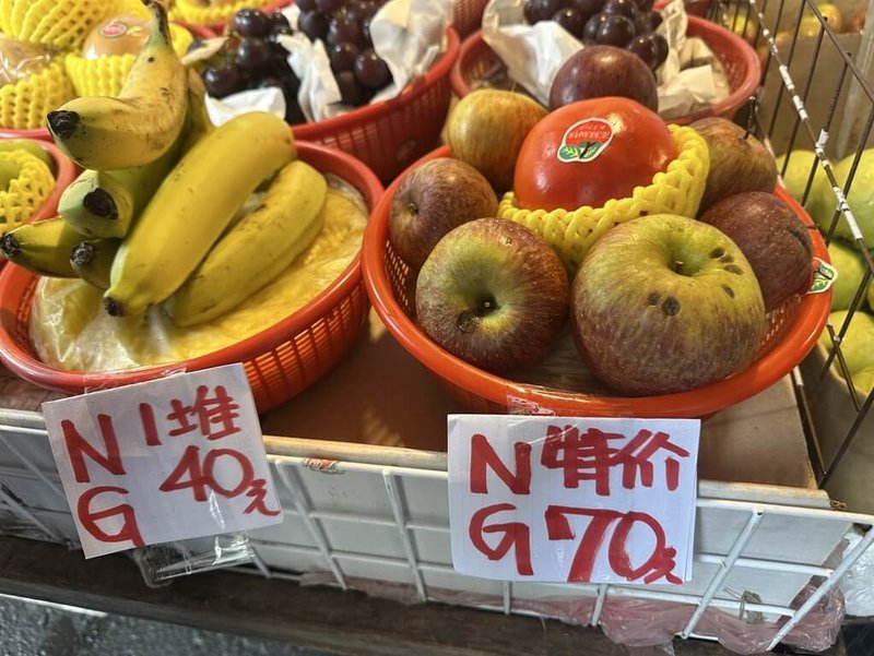 台北市政府法務局21日表示,有民眾檢舉東湖市場某水果攤涉賣過期且腐壞的水果,稽查後業者回應是誤拿外觀些微較差的水果,已退費及向消費者道歉。(台北市法務局提供)中央社記者劉建邦傳真 113年12月21日