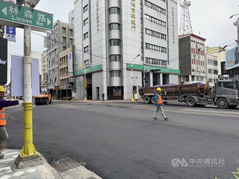 花蓮市列管易肇事危險路口中山路、林森路口21日起封閉施工，進行路面重新刨鋪、重新劃設標線等，將增加左轉車道，預計22日完工通車。中央社記者張祈攝  113年12月21日