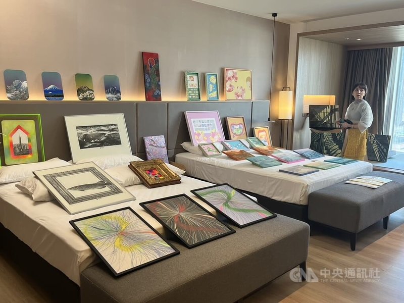 「2024承億亞灣藝術節」推出雙展區,第一展區延續傳統,在承億酒店14、15樓舉辦亞洲插畫藝術博覽會,讓飯店客房變身藝術展間。中央社記者林巧璉攝 113年12月21日