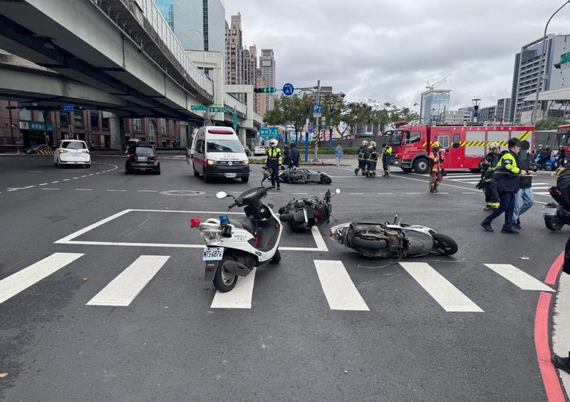 新北市廖姓男子21日上午駕駛轎車，行經新莊區新北大道與五工路口時，疑因身體不適昏厥，車輛失控衝撞前方停等紅燈的9輛機車，共4名傷者送醫。（民眾提供）中央社記者黃旭昇新北傳真  113年12月21日