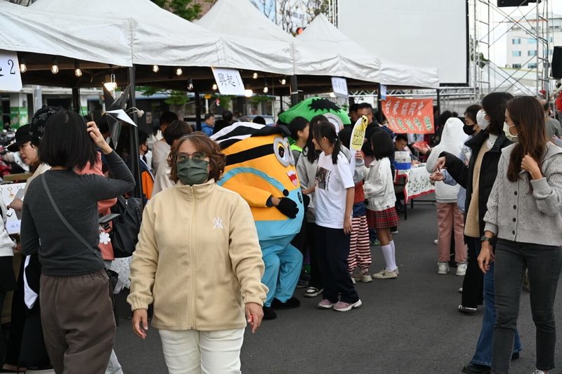 台東縣好鄰舍全人發展關懷協會與台東牧者同工聯禱會21日在台東市南京路舉辦音樂園遊會，吸引民眾前來感受溫馨耶誕節慶氣氛。（台東縣政府提供）中央社記者盧太城台東傳真  113年12月21日