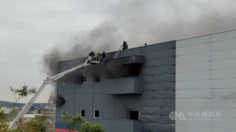 台中市大肚區沙田路上的全聯倉儲19日大火，消防隊動用雲梯車到樓頂處救出受困民眾。中央社記者蘇木春台中攝 113年12月19日