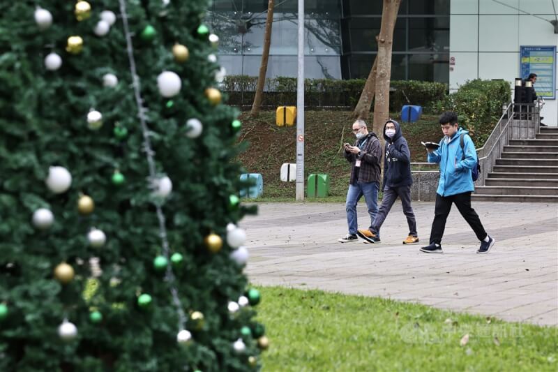 圖為北市南港區街頭民眾穿外套、戴帽子保暖。中央社記者翁睿坤攝 113年12月13日