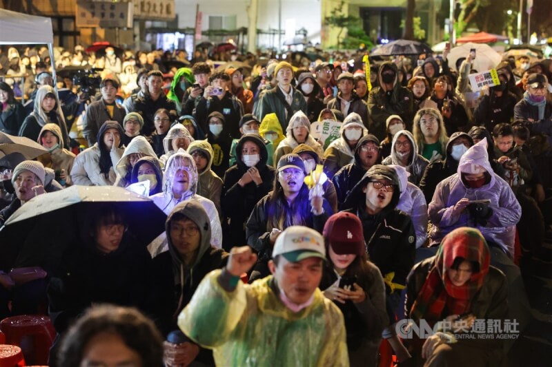 立法院會20日持續審議財劃法修正案至深夜11時許，由院長韓國瑜敲槌宣布三讀通過；同時場外「冬季青鳥在台北」活動仍有不少抗議者不畏低溫在場關注，高喊口號表達訴求。中央社記者裴禛攝 113年12月20日