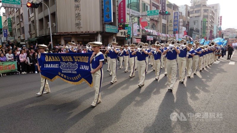 嘉義市國際管樂節踩街 法日團隊參與人潮夾道歡迎