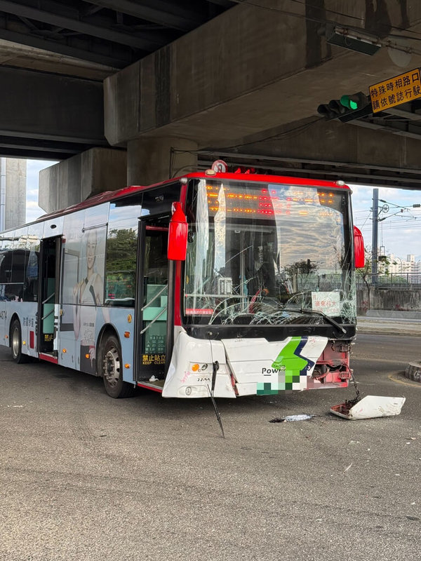 台中市烏日區建國北路一段與環中路6段路口21日下午發生中鹿客運與自小客車碰撞事故，5人受傷送醫，公車車頭受損。（讀者提供）中央社記者郝雪卿傳真 113年12月21日