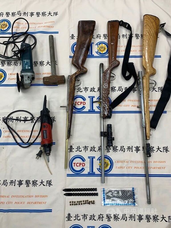 台北市刑警大隊先前破獲販毒集團，發現其中1名成員的手機內有改造槍照片，循線查獲有毒品等前科的陳姓男子涉嫌改造長槍，搜出改造工具及3把長槍。（翻攝畫面）中央社記者劉建邦傳真  113年12月21日