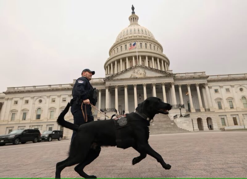 圖為美國國會大廈前巡守人員與警犬。（路透社）