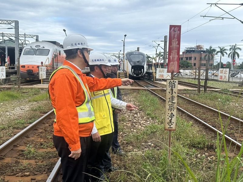 台鐵19日分別在屏東潮州基地及花蓮站機務段內發生2起調車不慎使車頭受損事件,台鐵董事長杜微21日召開檢討會並親赴花蓮機務段巡視,要求加強調車訓練及考核。(台鐵提供)中央社記者汪淑芬傳真 113年12月22日