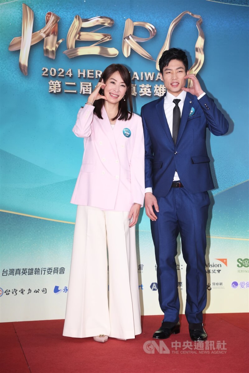 「2024第2屆台灣真英雄HERO@TAIWAN」頒獎典禮21日下午在三立電視台舉行,台北101董事長賈永婕(左)、台灣羽球一哥周天成(右)出席合影。中央社記者趙世勳攝 113年12月21日