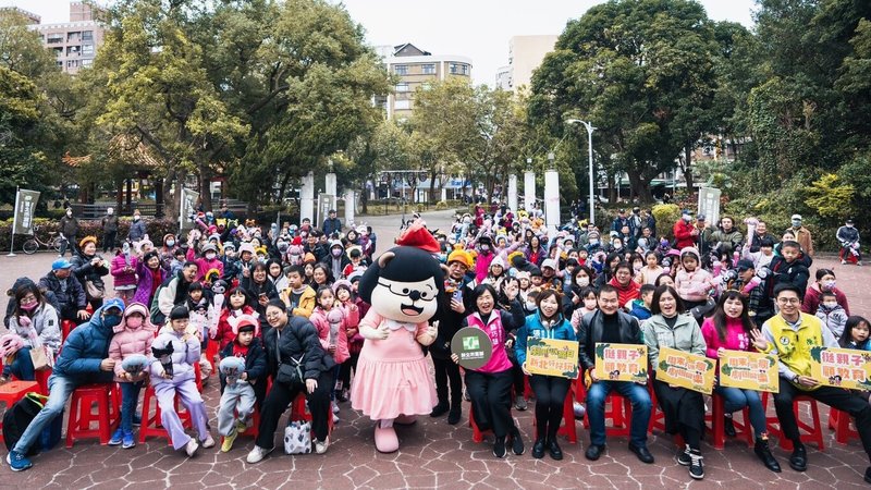 民進黨新北市黨部22日在中和4號公園舉辦親子活動，現場邀請「天馬戲創作劇團」帶來精彩表演，儘管天氣寒冷，仍吸引數百名鄉親到場參與。（民進黨新北市黨部提供）中央社記者王鴻國傳真  113年12月22日