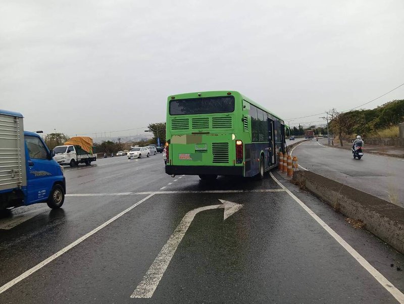 台中市沙鹿區中清路與三民路口23日發生一起車禍，駕駛公車的林姓男子表示，此路口為下坡路段，欲減速停等紅燈時，感覺踩不到剎車，因此採取應變措施，行駛外車道再擦撞快慢車道分隔島，車輛才停下來。（民眾提供）中央社記者趙麗妍傳真  113年12月23日