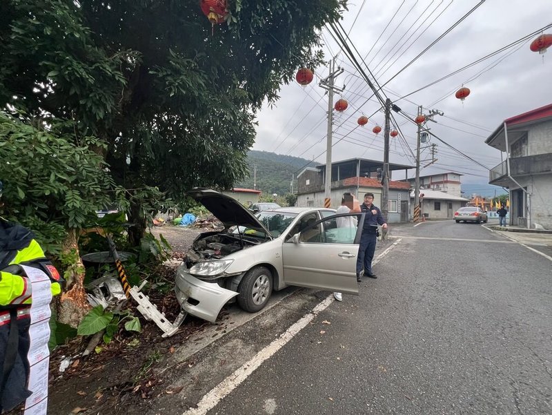 宜蘭縣呂姓男子（白衣者）向友人借車，但車牌已遭註銷，呂男卻在車輛掛上自家也被註銷的車牌後上路，22日遭警方攔檢時，因擔心被開罰而加速逃逸，在永廣路自撞路樹及反光鏡，警方對呂男告發4張舉發單，罰鍰金額總計新台幣3萬9800元。（讀者提供）中央社記者王朝鈺傳真  113年12月23日