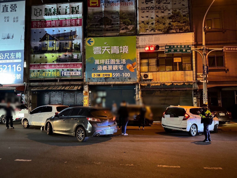 苗栗縣頭份市22日深夜發生3車追逐後分別自撞、追撞事故，現場多人在街頭叫囂，警方24日表示，經出動快打部隊到場處理發現肇因於行車糾紛，在其中2輛車上查獲毒品，依法送辦。（警方提供）中央社記者管瑞平傳真 113年12月23日