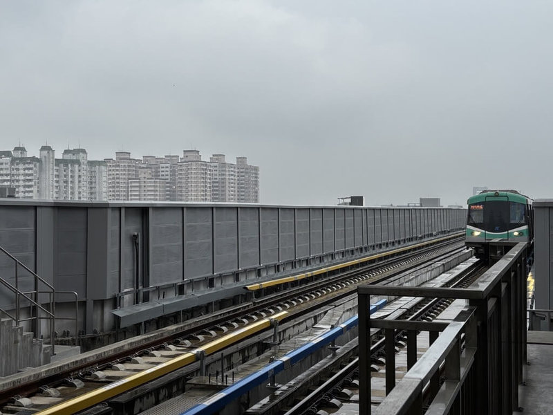 高雄捷運岡山站6月30日通車，市府捷運局於高架段全線增設隔音牆，以降低捷運行駛產生的行車噪音。（高雄市捷運局提供）中央社記者蔡孟妤傳真  113年12月23日