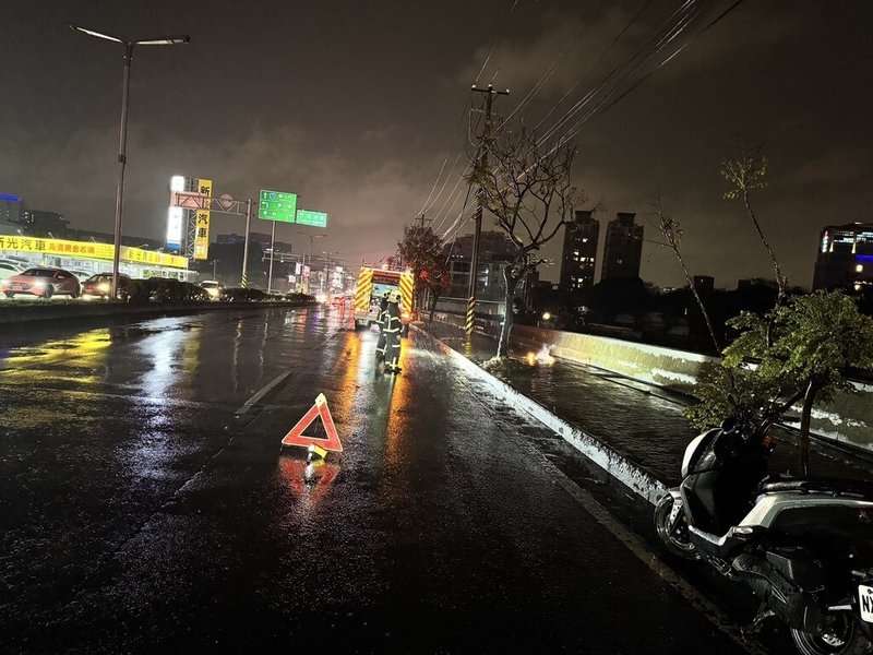 台灣電力股份有限公司新竹區營業處說，23日下午5時起新竹縣竹北市中正西路一帶等陸續發生停電情形，經搶修已全面復電；新竹縣政府消防局表示，期間共獲報電桿火警3件都已撲滅，後續警戒。（新竹縣消防局提供）中央社記者郭宣彣傳真  113年12月23日