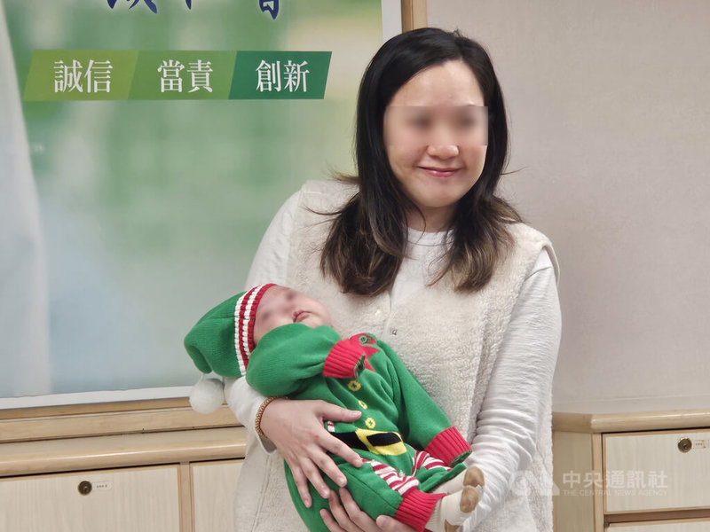 今年40歲的關小姐是高齡雙胞胎孕婦，在懷孕20週早產，無法守住A寶的她，忍著傷痛拚盡全力保住B寶，延遲生產111天，順利生下寶寶，寫台灣延遲生產最久紀錄，她23日帶著2個多月大的兒子出席記者會分享經歷。中央社記者陳婕翎攝 113年12月23日