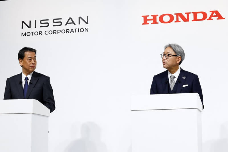 日本兩大汽車製造商決定邁向整合，本田社長三部敏宏（右）與日產社長內田誠（左）23日下午針對經營整合舉行記者會。（路透社）