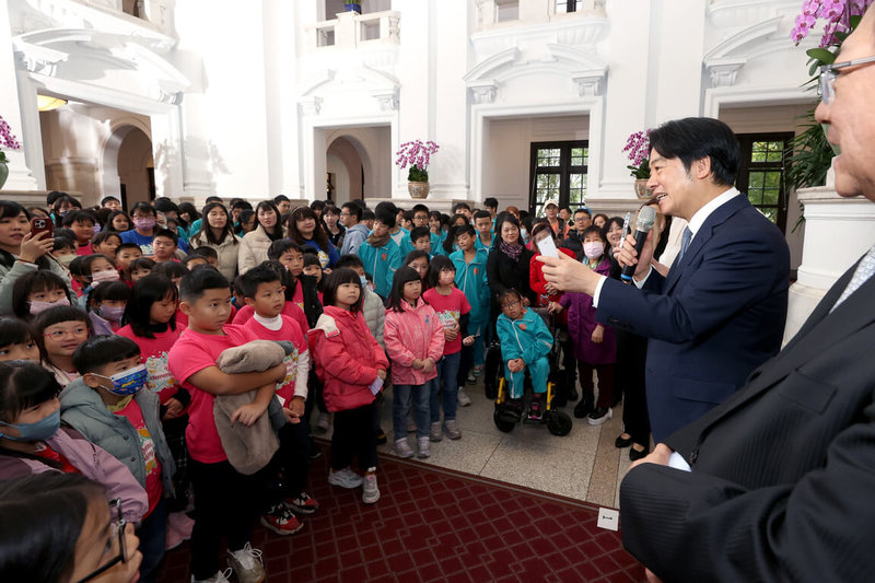 總統府23日指出，新北市萬里區大鵬國小、野柳國小及萬里國中師生赴總統府校外教學，與總統賴清德互動。（總統府提供）中央社記者葉素萍傳真 113年12月23日