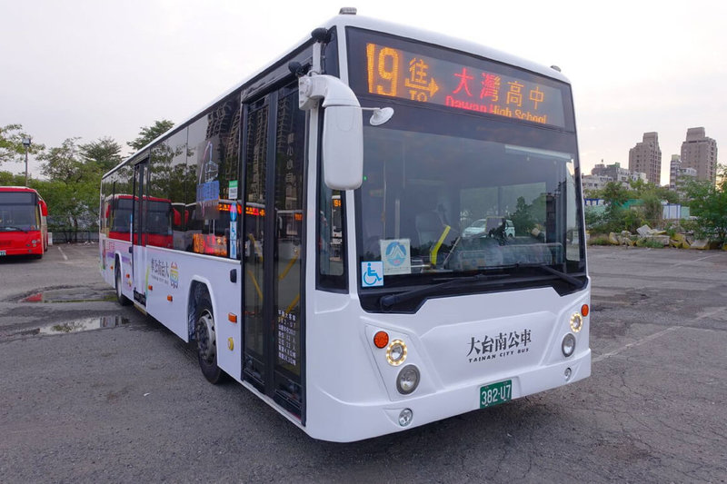 台南市區「19路」公車23日起由新進業者巨業交通接手營運，每日由35班次增加為60班次，均採用低地板公車。（台南市政府提供）中央社記者楊思瑞台南傳真  113年12月23日