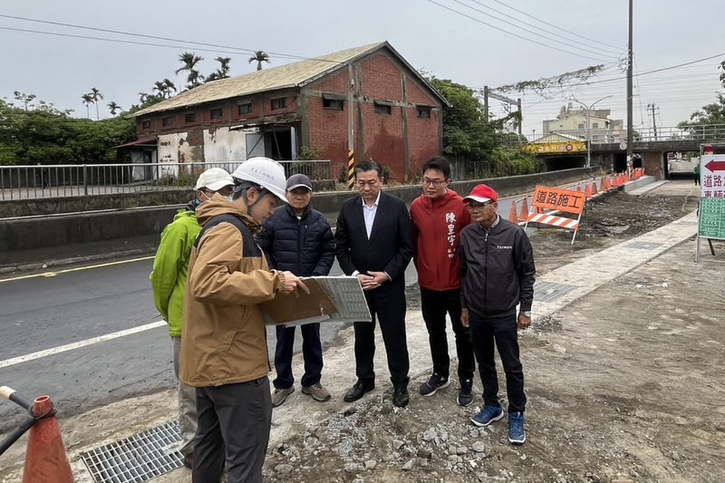 台南市仁德區潭稅橋涵洞雙向車道高低不對稱且狹窄，民進黨立委王定宇（右3）爭取經費改善，23日邀集相關單位前往關心工程進度。（王定宇服務處提供）中央社記者楊思瑞台南傳真  113年12月23日