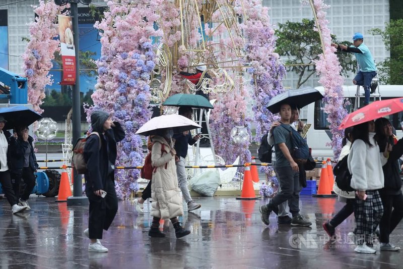 旅遊業者Klook日本總經理増田航23日指出，今年日本旅客入境台灣年成長32%，出國的日本旅客中有16.5%是選擇造訪台灣，且還在持續攀升。圖為台北101大樓前觀光客。中央社記者王飛華攝  113日12月23日